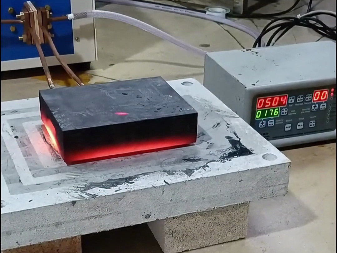 石墨模具加熱就使用高頻加熱機(jī)，導(dǎo)磁材料都可以高頻加熱
